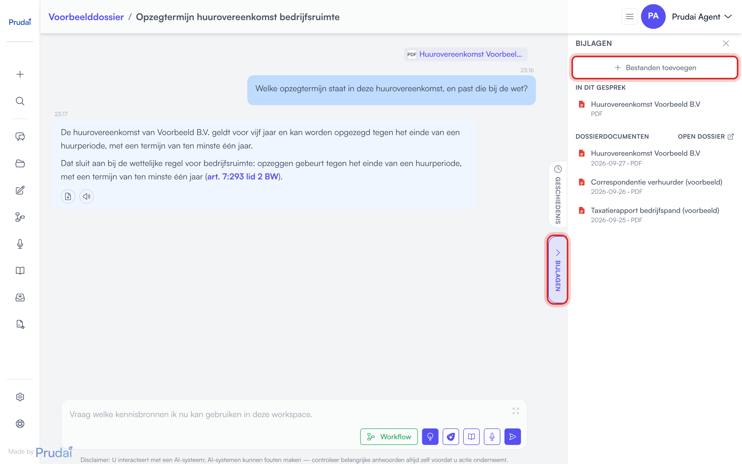 De lade Bijlagen rechts naast een chat in een dossier, met de knop Bestanden toevoegen, het bestand in dit gesprek en de dossierdocumenten