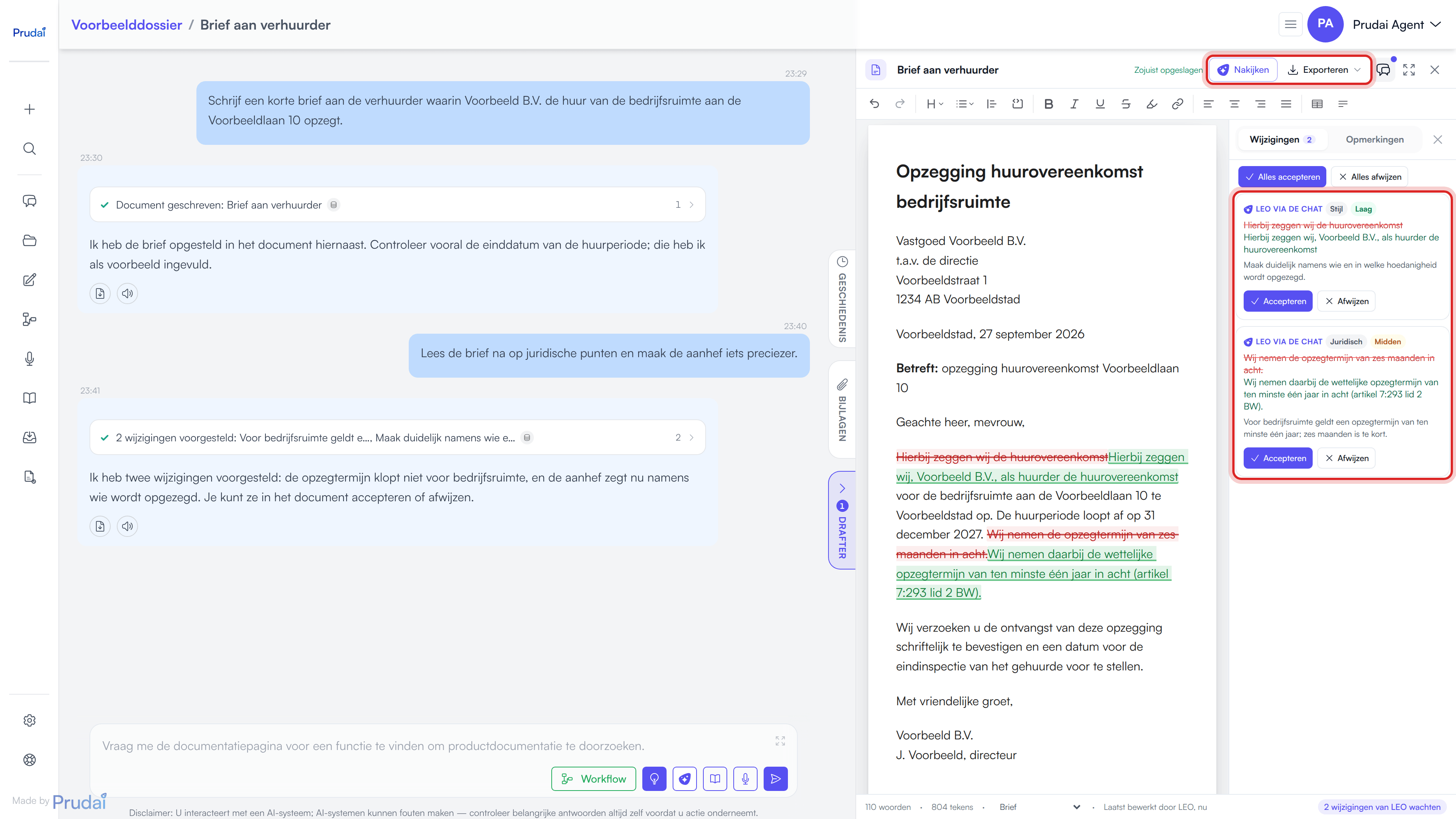 Het documentpaneel naast de chat met een voorbeeldbrief: bovenin Nakijken en Exporteren, in de tekst twee bijgehouden wijzigingen en rechts het zijpaneel Wijzigingen met twee voorstellen van LEO om te accepteren of af te wijzen