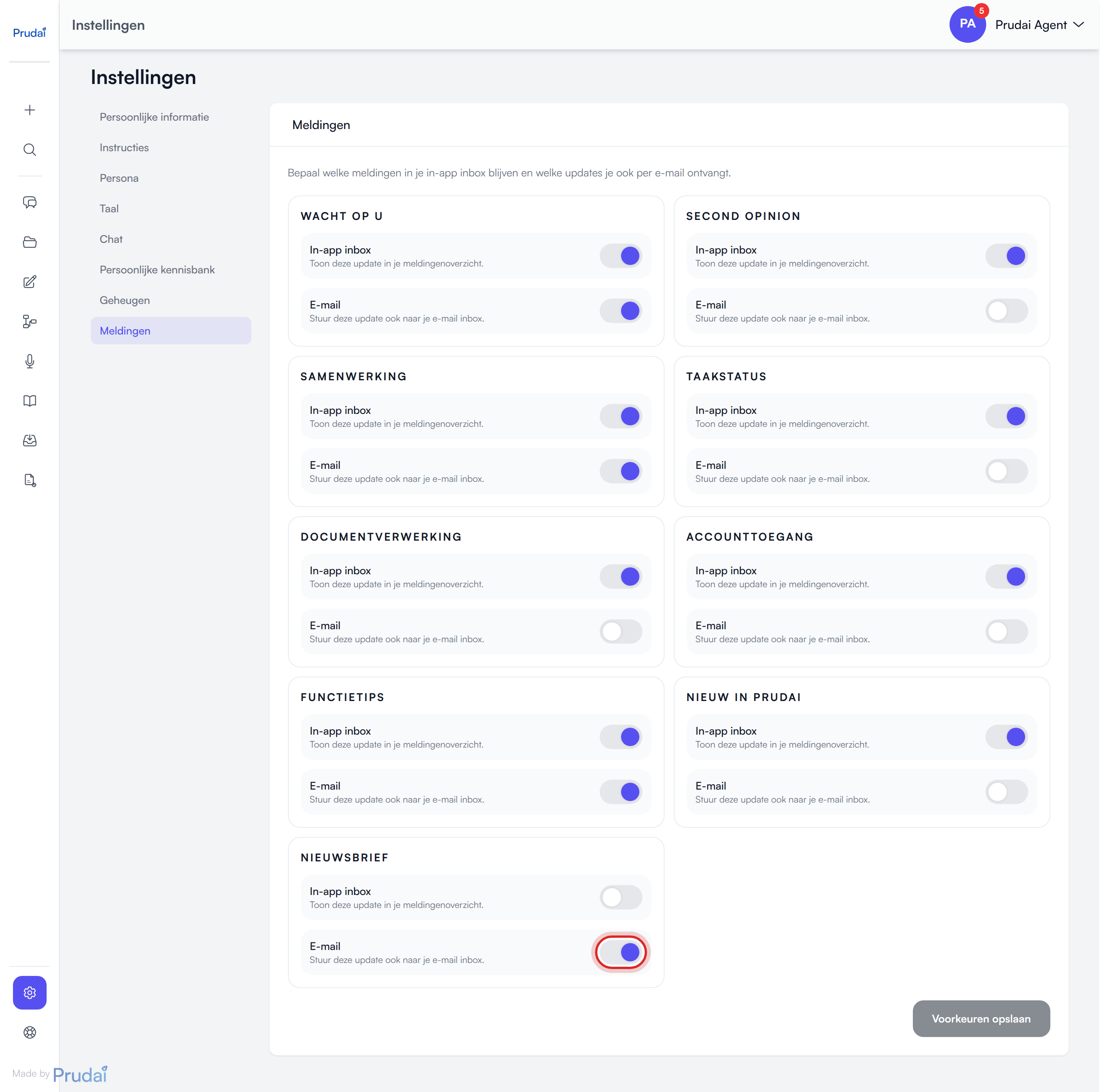 De aflevervoorkeuren per categorie in Instellingen, elk met de schakelaars In-app inbox en E-mail, en onderaan de knop Voorkeuren opslaan
