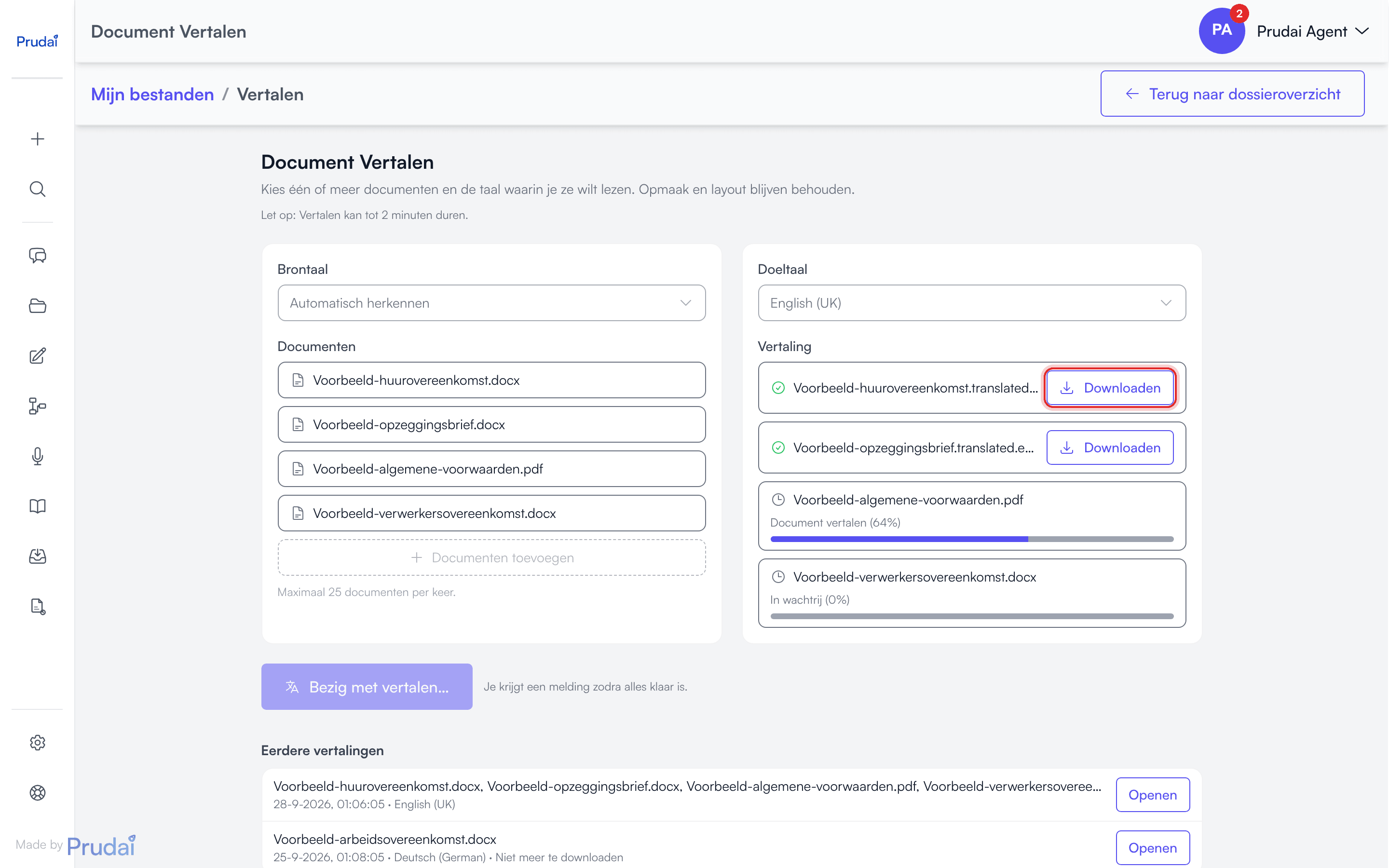 De vertaalwerkbank met vier documenten: links de brontaal op Automatisch herkennen, rechts de doeltaal en de voortgang per document, waarvan twee voltooid met een downloadknop