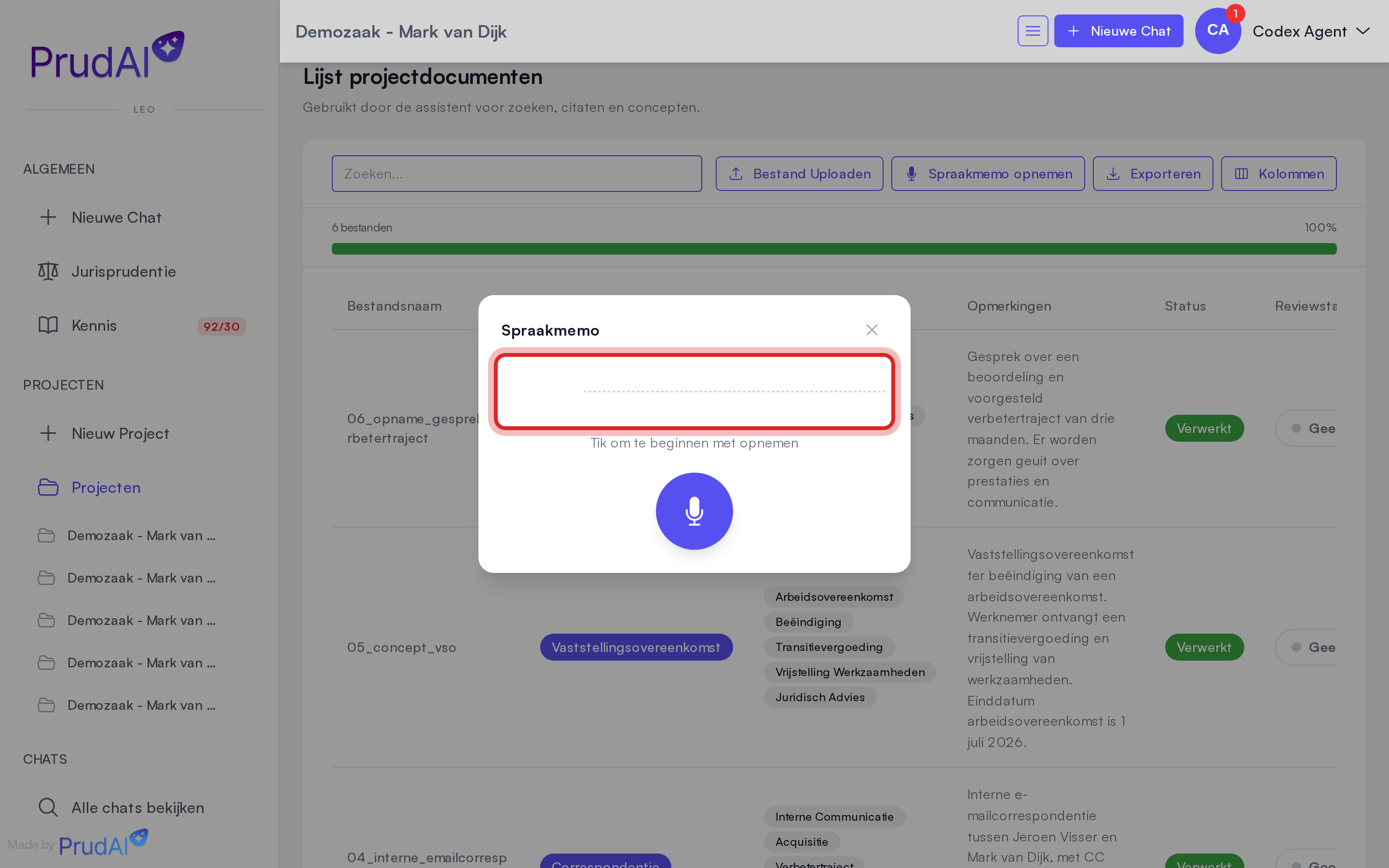 De dictafoon in een project tijdens het opnemen van een spraakmemo