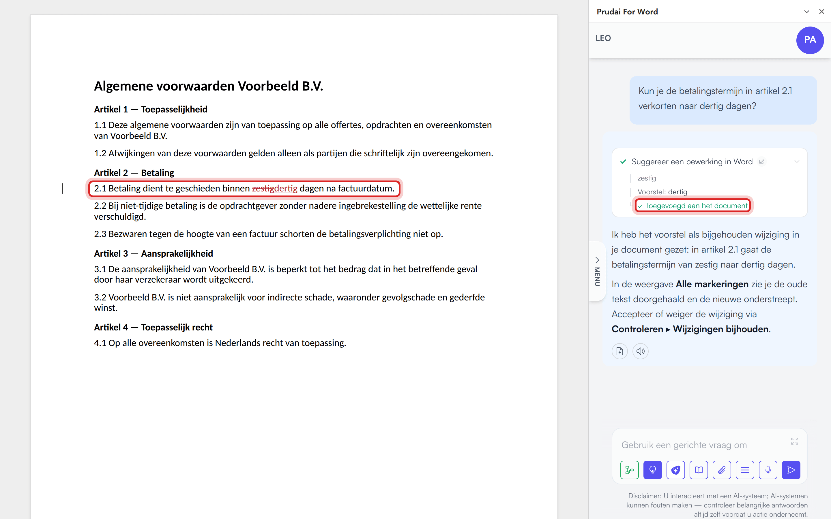 Een reviewvoorstel als bijgehouden wijziging in Word: in artikel 2.1 is 'zestig' doorgehaald en vervangen door 'dertig', en in het taakvenster staat 'Toegevoegd aan het document'